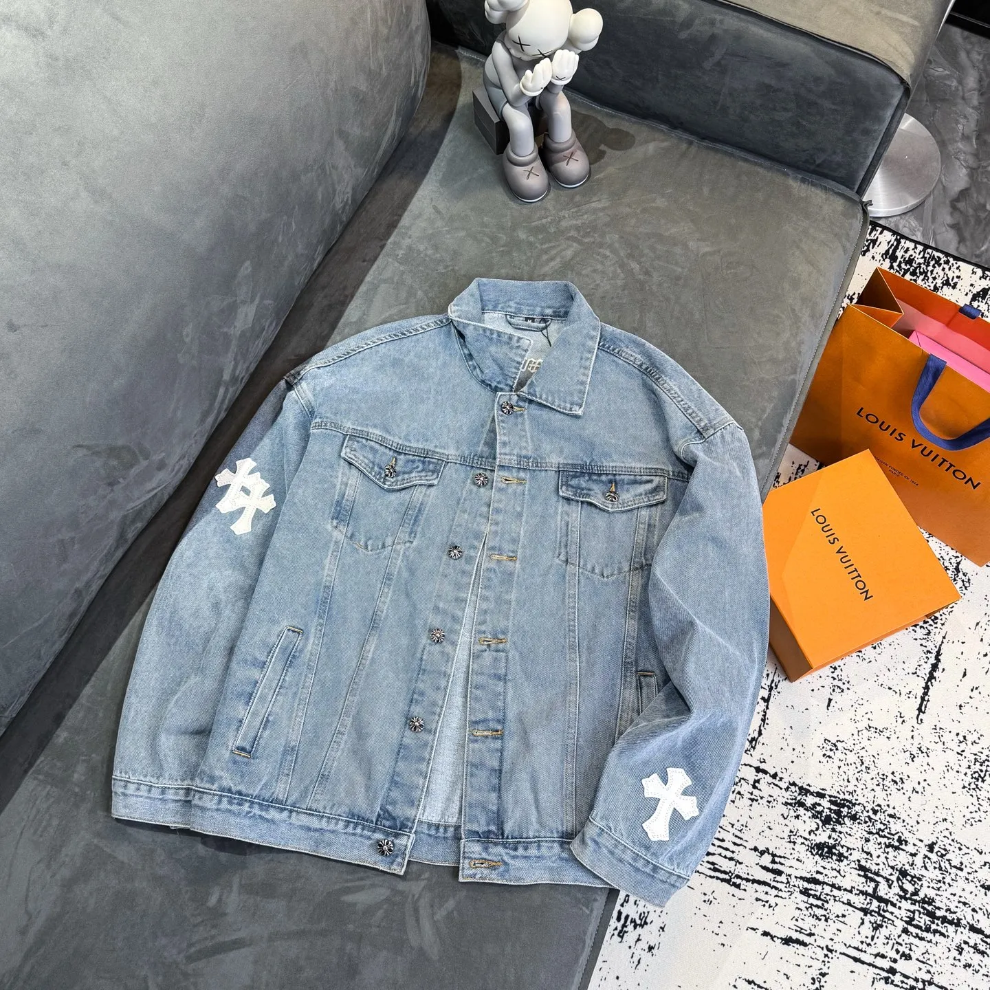 P270 Chrome/Hearts Chrome/Hearts Sanskrit embroidered cross-paved leather denim jacket. The whole piece of clothing is really heavy-duty. It is made of denim denim imported from Japan. It is washed after the finished product. The loss rate is very high. The overall distressed craftsmanship has a stylish upper body. The classic Sanskrit embroidery design on the back. The Behringer embroidery machine is precise and three-dimensional because of the old craftsmanship. From the hardware to the three labels, all molds are re-opened and made to order. 100% restored craftsmanship. Including the silver thread anti-counterfeiting, all are redone this year. All cross leathers are laser aligned. The leather difference is definitely not the same as the super fiber leather on the market. It uses this year’s new sheep leather. The finished embroidery guarantees the overall quality❗️ Color: light blue Size: S M L XL